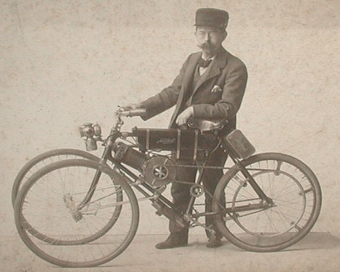 Harley Davidson is now producing a three-wheeler reminiscent of this Mitchell motorbike from 1903!